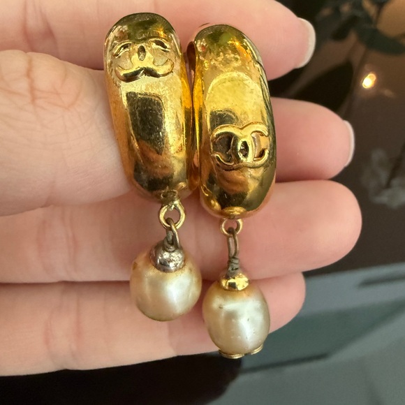LOT 1734 24K gold plated CHANEL vintage hoop pearl CC clip on earrings - Picture 4 of 13